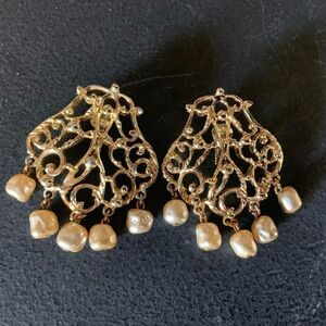 Sarah Coventry 1960 'Venetian Lace' Pearl earrings, in Gold, Stamped, DISCOUNTED